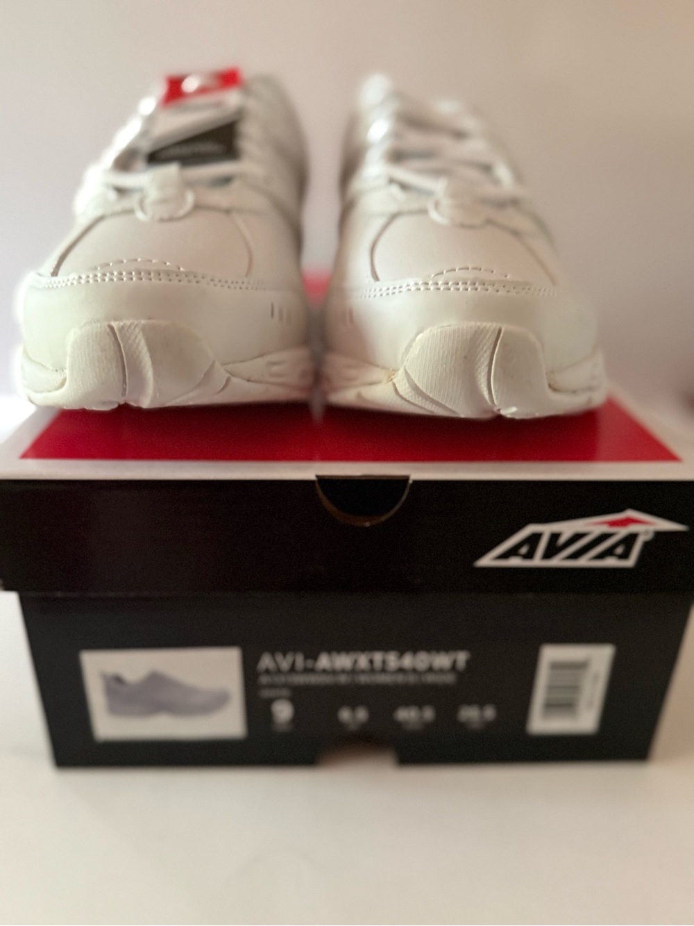 AVIA WHITE ATHLETIC TRAINERS WOMEN’s WIDE NEW IN BOX
